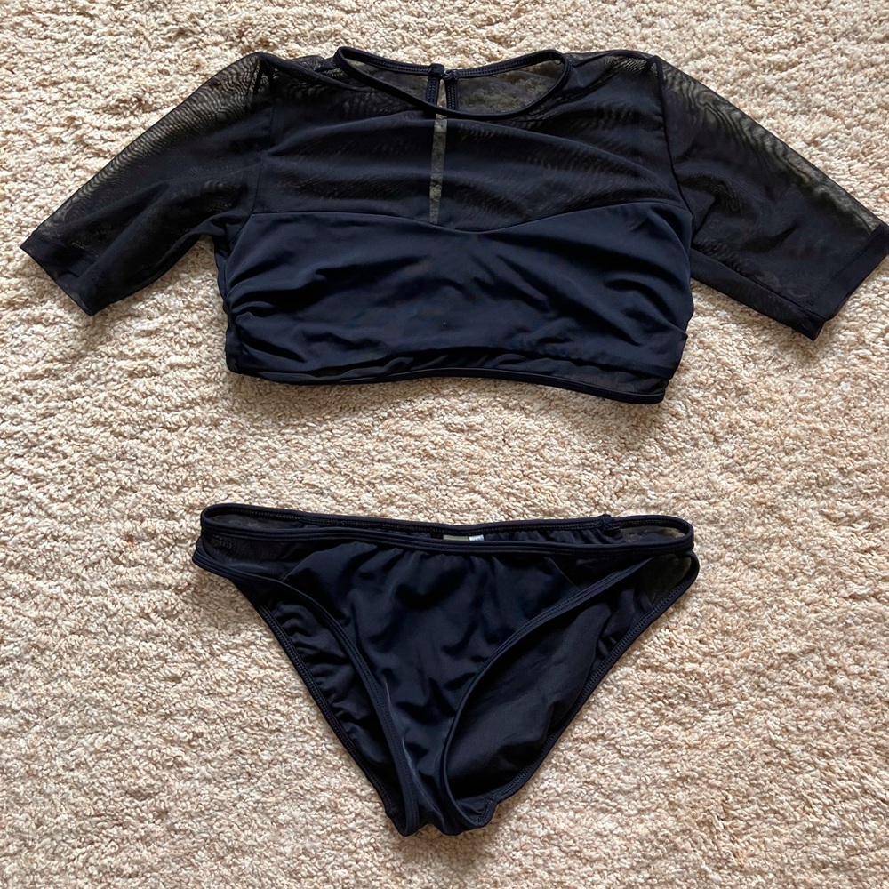 Sporty two piece set with stretchy mesh